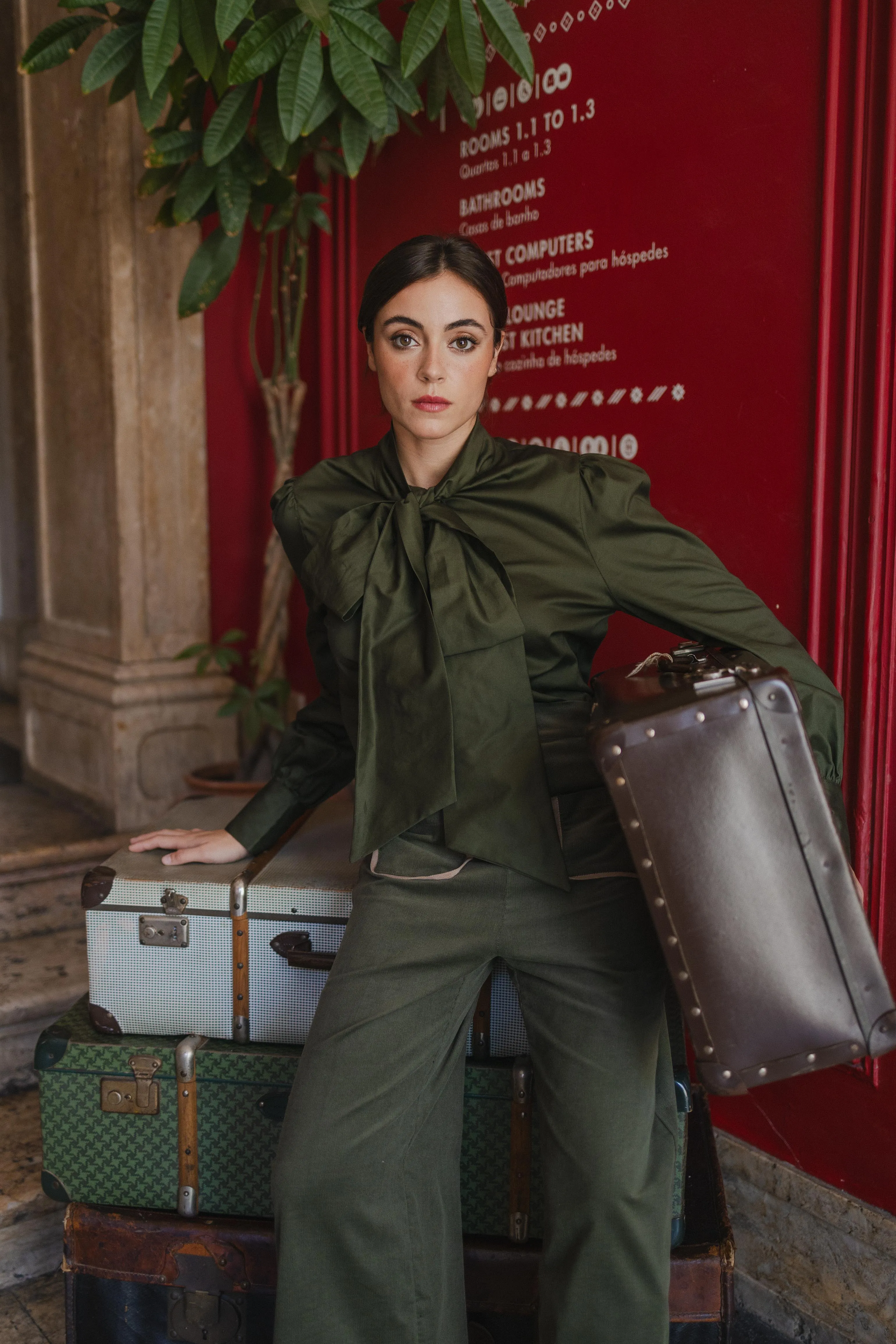 Isla shirt with pussybow - khaki green