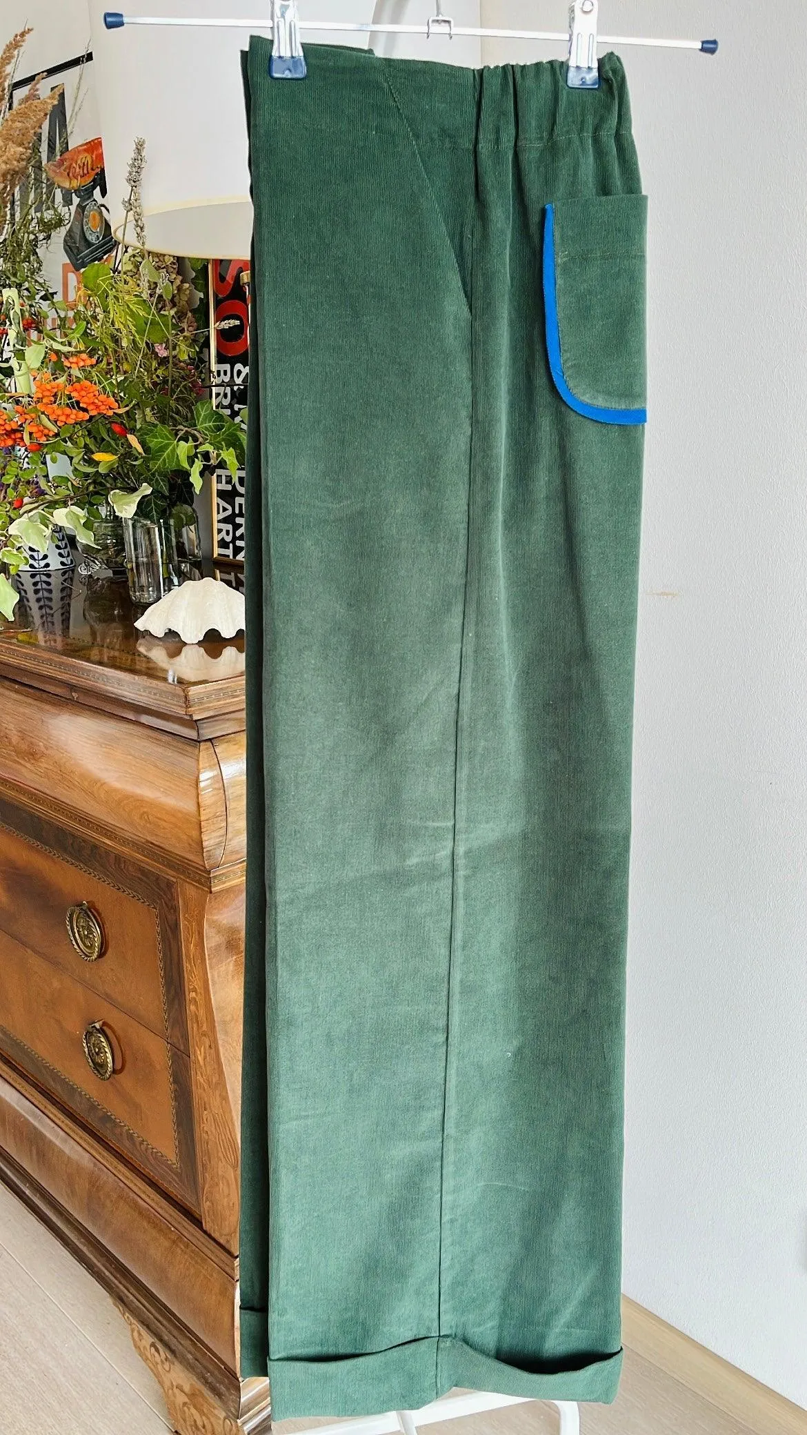 Soufflé turned up pants - pine green baby corduroy
